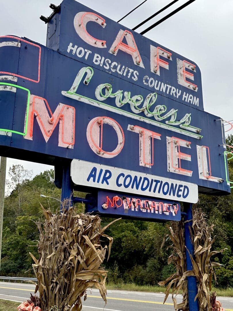 A sign with corn stalks and a cornfield.